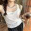 白色无袖上衣