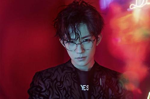 易烊千玺最新杂志海报超清版