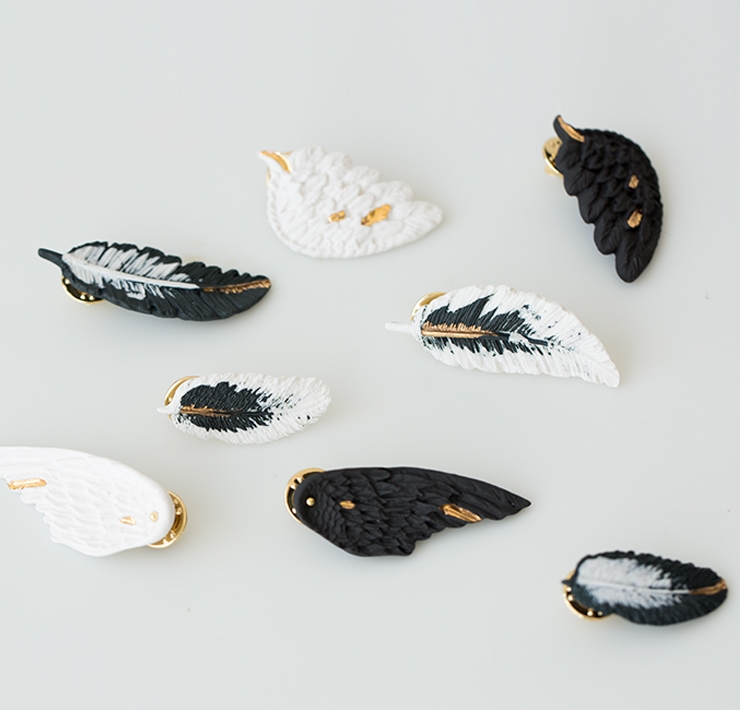 金色羽毛裙搭配翅膀和头饰